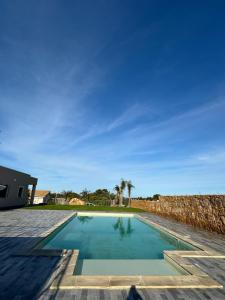 - une piscine dans une cour dotée d'un mur en pierre dans l'établissement Cava Del Sol, à Augusta