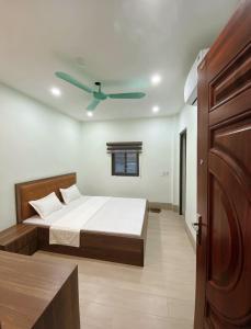 una camera con letto e ventilatore a soffitto di Cường Thịnh Hotel a Na Dao Tổng