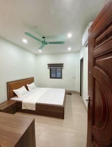 a bedroom with a bed and a ceiling fan at Cường Thịnh Hotel in Na Dao Tổng