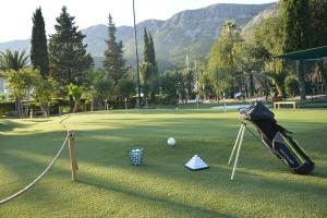 Ein Golfplatz mit einem Haufen Bälle auf dem Rasen. in der Unterkunft Dubrovnik house - Leni in Komolac