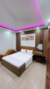 1 dormitorio con 1 cama grande y techo rosa en Cường Thịnh Hotel, en Na Dao Tổng