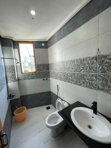 Bathroom sa De Alp hotel and restaurant kawai