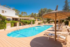 Бассейн в Hotel Playa Mondrago или поблизости