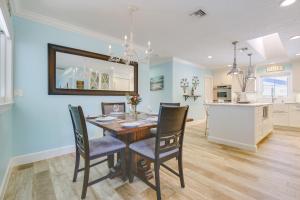 Kuchnia lub aneks kuchenny w obiekcie Luxe Jupiter Home with Pool House, Near Golf and Beach