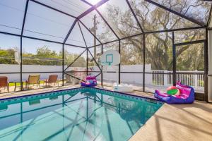Basen w obiekcie Luxe Jupiter Home with Pool House, Near Golf and Beach lub w pobliżu
