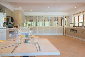 Кухня или мини-кухня в Hotel Playa Mondrago

