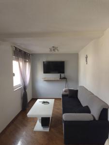 - un salon avec un canapé et une table dans l'établissement Stan - Mostar, à Mostar