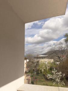 - une vue depuis la fenêtre d'un bâtiment dans l'établissement Stan - Mostar, à Mostar