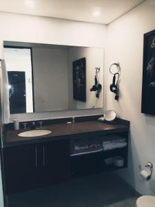 a bathroom with a sink and a large mirror at Hospedaje,Cartagena,Terraza San Sebastián in Cartagena de Indias