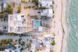 een luchtfoto van een resort aan het strand bij Luxury 3BR Oceanfront Retreat - Pool, Views & Private Beach Access in Chicxulub