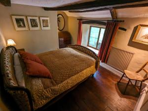 1 dormitorio con cama y ventana en Voulwill Cottage en Lynton