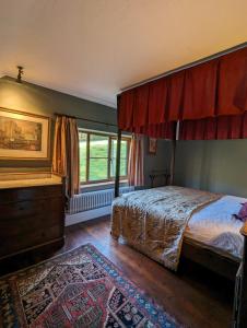 1 dormitorio con cama y ventana grande en Voulwill Cottage en Lynton