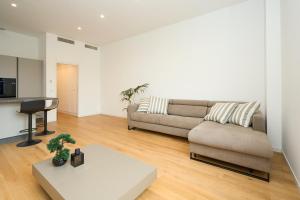 sala de estar con sofá y mesa en Luxury Design Suite - 20 minutes from DUOMO-NAVIGLI en Milán