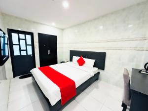 um quarto com uma cama grande e um cobertor vermelho em Centara Saigon Hotel - 270 Ly Tu Trong em Ho Chi Minh