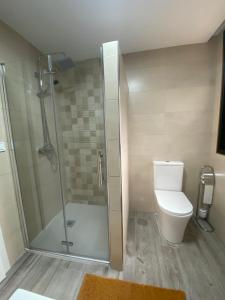 een badkamer met douche en toilet bij BYP in Ribadumia +1 foto