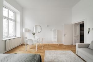 ウィーンにあるUrban Vienna Living - 18th Districtの白いリビングルーム(テーブル、鏡付)