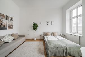 ウィーンにあるUrban Vienna Living - 18th Districtの白いリビングルーム(ソファ、ベッド付)