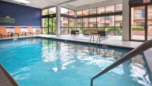 una gran piscina en una habitación de hotel en Courtyard Philadelphia Valley Forge / King of Prussia, en Wayne