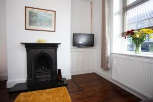 TV a/nebo společenská místnost v ubytování Spacious 3 bedroom Cottage in Whalley