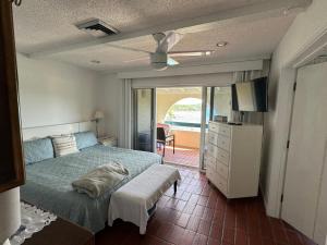 NazarethにあるSt Thomas -Spectacular Views of St John- Ocean Front!のベッドルーム1室(ベッド1台付)、バルコニーへのドアが備わります。 +21枚の写真