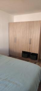 米拉馬斯的住宿－maison_du_sud_13140，一间卧室配有一张床和木制橱柜
