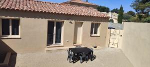 a table and chairs sitting outside of a house at maison_du_sud_13140 in Miramas