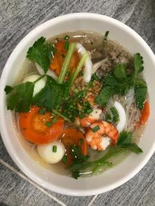 miskę zupy z krewetkami i innymi warzywami w obiekcie Myrtle Boutique Hotel Phu Quoc w Duong Dong