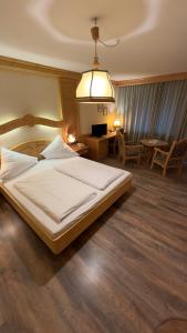Łóżko lub łóżka w pokoju w obiekcie Hotel Alpenrose