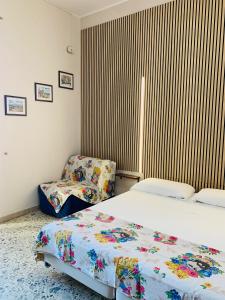 タオルミーナにあるCasa Melanyのベッドルーム1室(ベッド2台、椅子付)