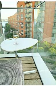 Балкон или терраса в Private room in shared luxury canary wharf apartment
