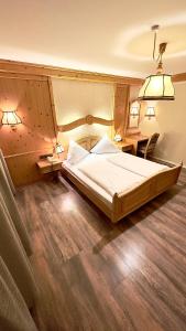 Łóżko lub łóżka w pokoju w obiekcie Hotel Alpenrose