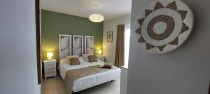 A bed or beds in a room at Villa Del Corazon Salinas Golf Még 37 kép