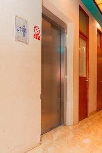 an elevator in a building with a sign on the wall at Hotel Señor de Sipán in Chiclayo