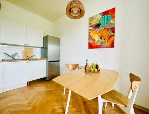 kuchnia z drewnianym stołem w pokoju w obiekcie Green&Comfy Apartment Żoliborz w Warszawie