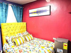 Rúm í herbergi á Maryluxe Stays 6Bd villa, West hills, Accra Ghana