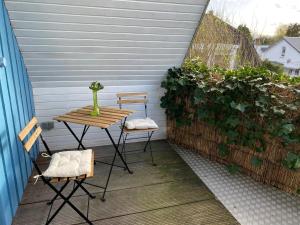 um pequeno pátio com uma mesa e cadeiras numa varanda em Ellerau Home em Ellerau
