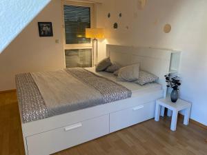 um quarto com uma cama grande e uma cabeceira branca em Ellerau Home em Ellerau