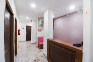 um corredor com um quarto com uma porta e um corredor em Adri Hotels Near Dum Dum Metro Station em Dum Dum