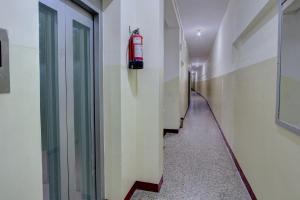un pasillo con una boca de incendios en la pared en OYO Hotel Radhakrishna, en Madurai
