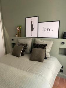 Ein Bett oder Betten in einem Zimmer der Unterkunft Nîmes Appartement de charme Terracotta