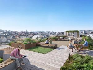 um grupo de pessoas sentadas em bancos em um telhado em New! Modern & Central Couples Apartement! em Bergen