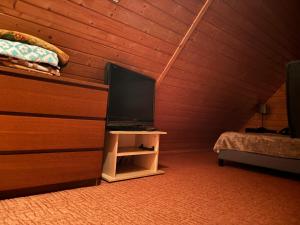 einen TV auf einem kleinen Tisch in einem Zimmer in der Unterkunft Domek w Górkach in Górki Wielkie