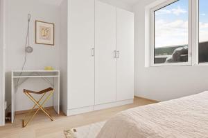 1 dormitorio con cama, escritorio y ventana en New! Modern & Central Couples Apartement! en Bergen