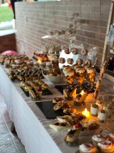 een buffet met veel verschillende soorten eten bij Una Relax in Bosanski Novi