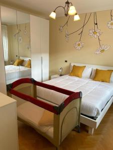 - une chambre avec un grand lit et un miroir dans l'établissement DA MEGGY, à Stresa
