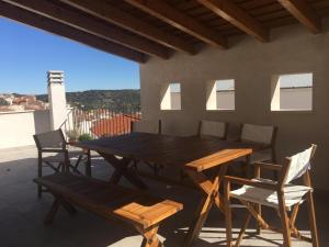 una mesa de madera y sillas en un balcón con vistas en Paz y Lavanda, en Valdelaguna