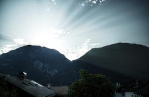 einen Blick auf einige Berge mit der Sonne auf ihnen in der Unterkunft Zugspitzhome Appartment in Farchant