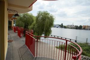 Výhled na řeku, která protéká v blízkosti hotelu