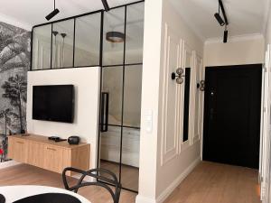 a living room with a glass wall at Apartament Old Town Bednarska 22 in Elblag