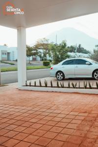 um carro branco estacionado debaixo de uma garagem em Casa 65 San Miguel em San Miguel